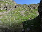 Costeggiamo il laghetto per riprendere il sentiero che sale alle due cime........